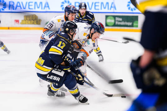 HV71s Isac Brännström och Växjös Emil Sylvegård
