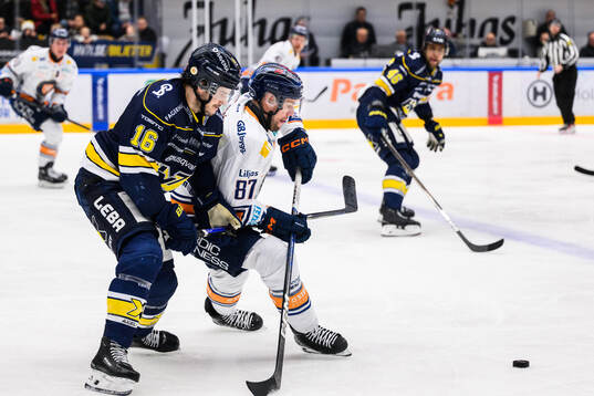 HV71s Tanner Kero och Växjös Robert Rosén