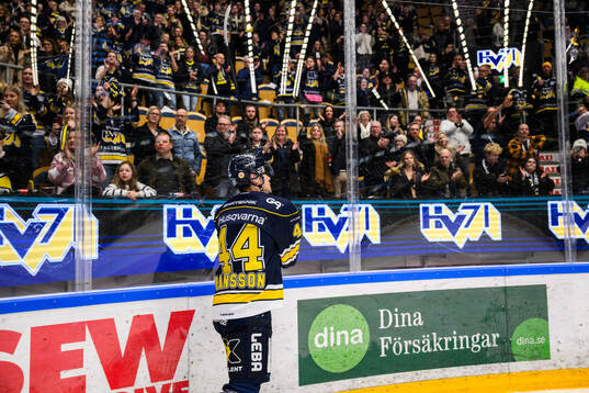 HV71s Hugo Fransson jublar