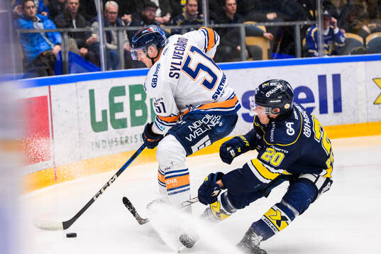 Växjös Emil Sylvegård och HV71s Andre Petersson