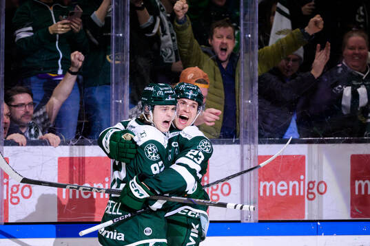 Färjestads Lucas Forsell och Oliver Eklind jublar