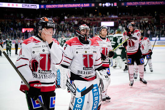 Örebros Kalle Kossila och målvakt Jhonas Enroth deppar