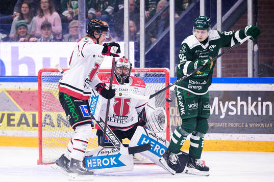 Örebros Peetro Seppälä och målvakt Jhonas Enroth