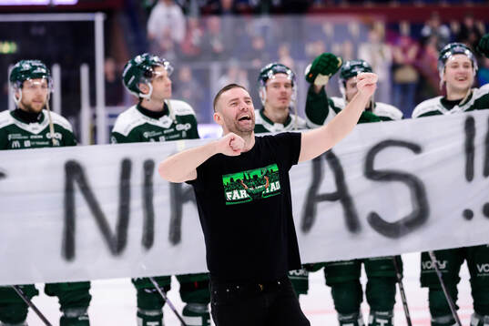 Färjestads klackledare Niklas Lindqvist blir avtackad av