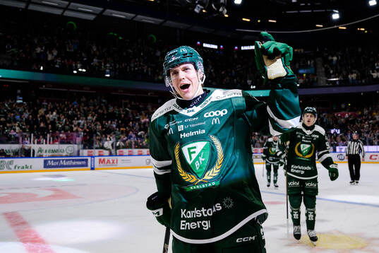 Färjestads Oliver Eklind jublar