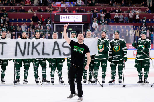 Färjestads klackledare Niklas Lindqvist blir avtackad av