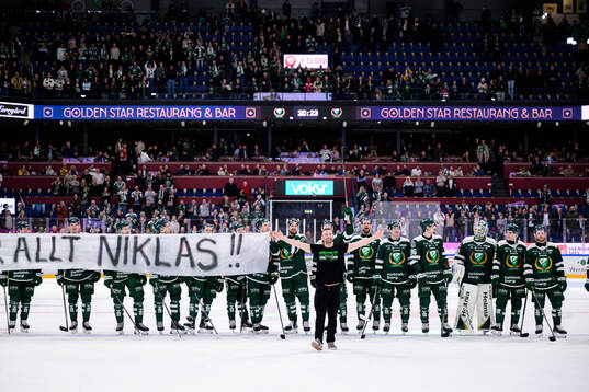 Färjestads klackledare Niklas Lindqvist blir avtackad av