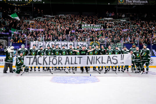 Färjestads klackledare Niklas Lindqvist blir avtackad av