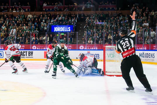 Örebros Ruben Rafkin och målvakt Jhonas Enroth