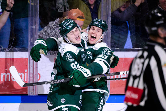 Färjestads Lucas Forsell och Oliver Eklind jublar