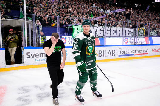 Färjestads klackledare Niklas Lindqvist blir avtackad av