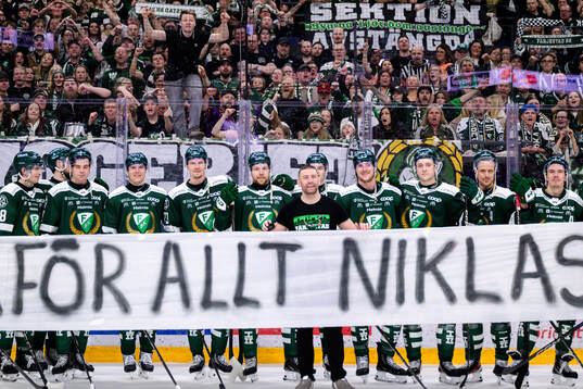 Färjestads klackledare Niklas Lindqvist blir avtackad av