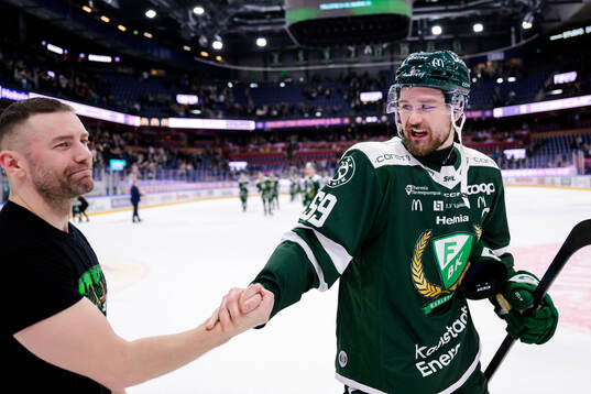 Färjestads klackledare Niklas Lindqvist blir avtackad av