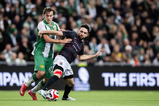 Hammarbys Hampus Skoglund och FC Stockholms Marijan Cosic
