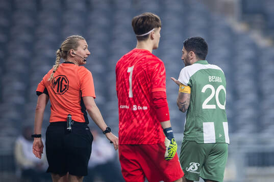 Domare Tess Olofsson och Hammarbys Nahir Besara