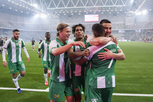 Hammarbys Paulos Abraham jublar med Markus Karlsson,