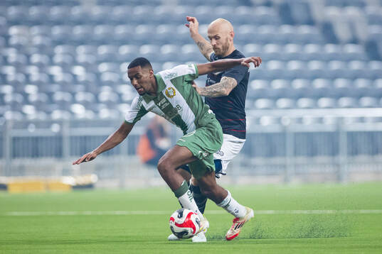 Hammarbys Paulos Abraham och FC Stockholms Magnus Eriksson