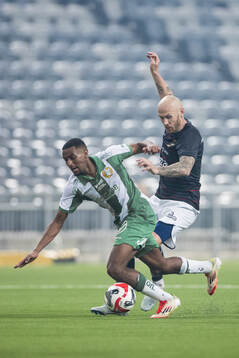 Hammarbys Paulos Abraham  och FC Stockholms Magnus Eriksson