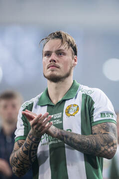 Hammarbys Victor Eriksson applåderar publiken
