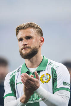 Hammarbys Simon Strand applåderar publiken