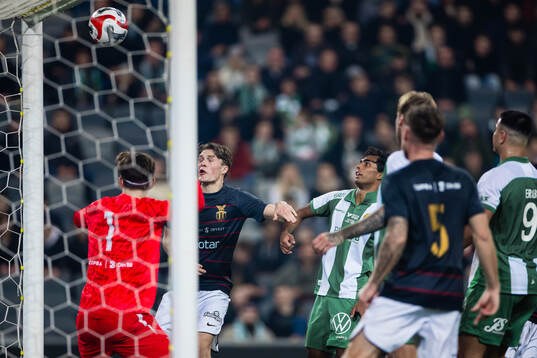 Hammarbys Nahir Besara med en hörna i ribban