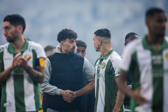Hammarbys Sebastian Tounekti skakar hand med  Jusef Erabi