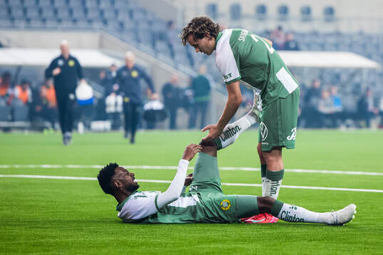 Hammarbys Shaquille Pinas har ont och får hjälp av Hampus