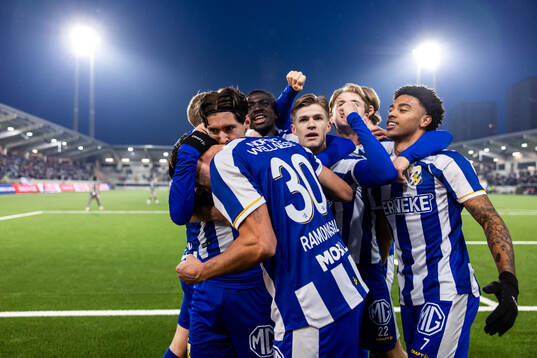IFK Göteborgs Ramon Pascal Lundqvist jublar med lagkamrater