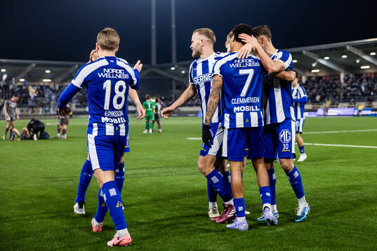 IFK Göteborgs Sebastian Clemmensen jublar med Imam Jagne,
