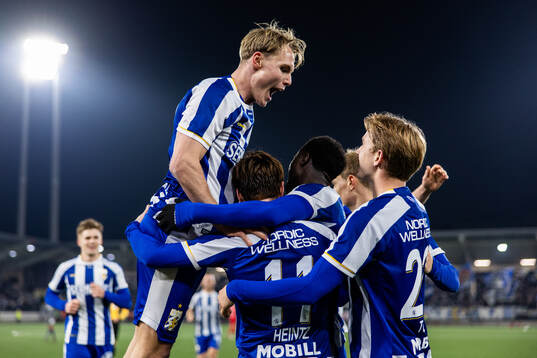 IFK Göteborgs Tobias Heintz (mitten) jublar med Max