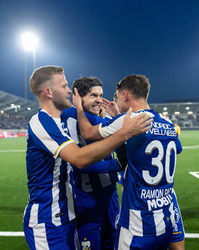 IFK Göteborgs Ramon Pascal Lundqvist jublar ihop med Eman