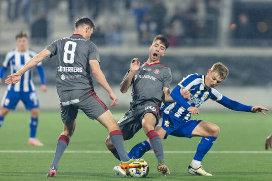 Sandvikens  Adam Kiani och IFK Göteborgs David Kruse