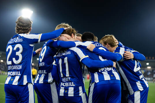 IFK Göteborgs Imam Jagne jublar ihop med lagkamrater