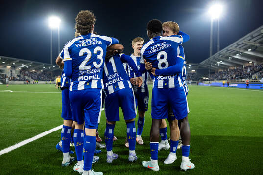 IFK Göteborgs Imam Jagne jublar ihop med lagkamrater