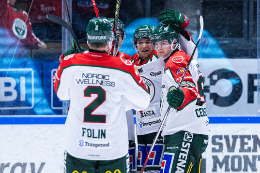 Frölundas Linus Nässen jublar med lagkamrater