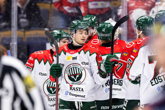 Frölundas Isac Born jublar med lagkamrater