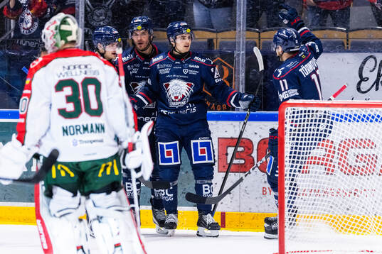 Linköpings Elliot Ekmark jublar med lagkamrater