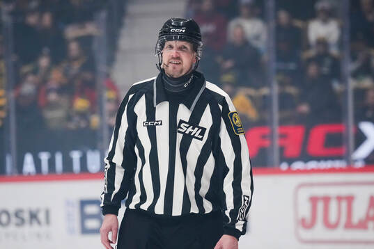 Linjedomare Johannes Käck gör sin sista match