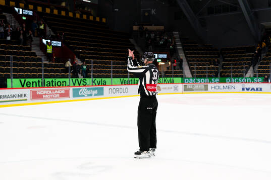 Linjedomare Johannes Käck dömer sin sista hockeymatch
