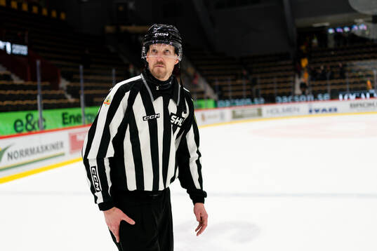 Linjedomare Johannes Käck dömer sin sista hockeymatch