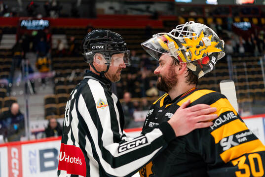 Linjedomare Johannes Käck dömer sin sista hockeymatch och
