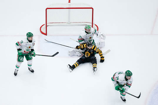 Rögles målvakt Arvid Holm och Skellefteås Pär Lindholm