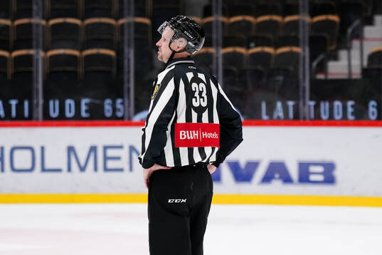Linjedomare Johannes Käck gör sin sista hockeymatch
