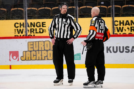 Linjedomare Johannes Käck gör sin sista hockeymatch