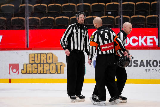 Linjedomare Johannes Käck gör sin sista hockeymatch och