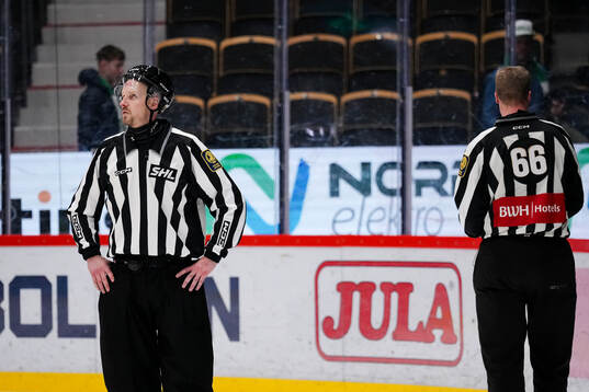 Linjedomare Johannes Käck gör sin sista hockeymatch