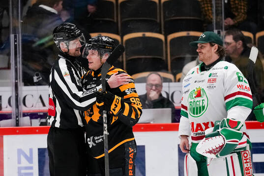 Linjedomare Johannes Käck gör sin sista hockeymatch och