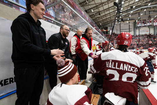 Timrås tränare Olli Jokinen och Filip Hållander jublar