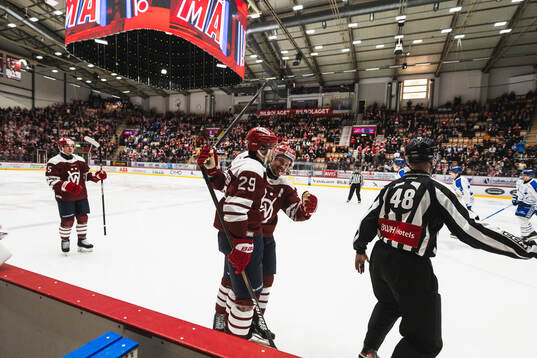 Timrås Filip Hållander och Jonathan Dahlén jublar