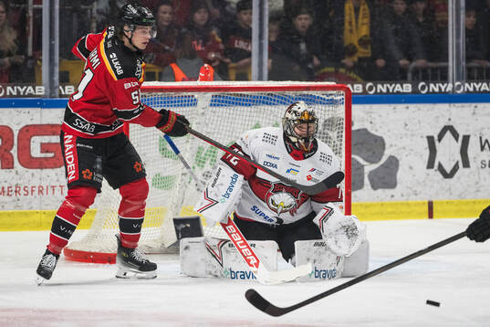 Luleås Markus Nurmi och Malmö Redhawks målvakt Daniel
